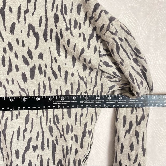 Rails Marlo Sweater Abstract Cheetah Print in Grey Women’s Sz L Side Zip Accents - Picture 10 of 12